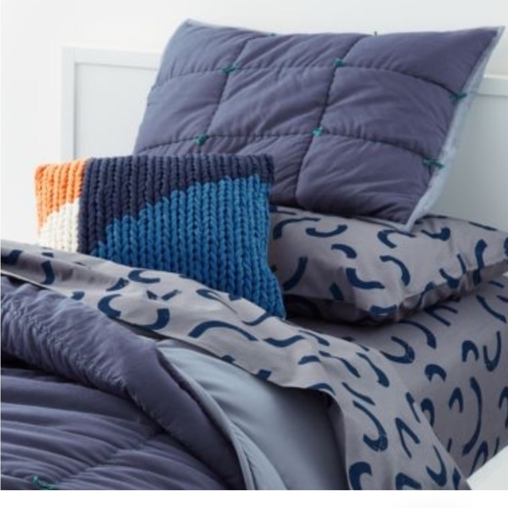 Crate&Kids pair(2) of standard shams-cotton blue w/green stitch accent.-NWT